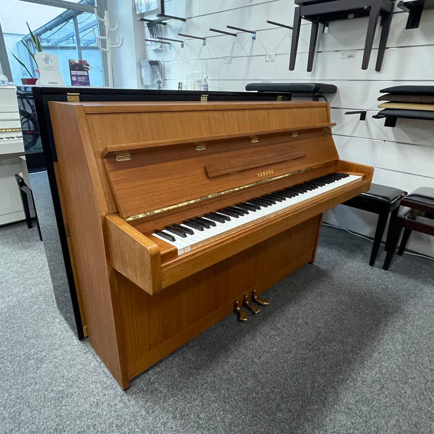 Piano droit Yamaha M1J noyer Bj. 1981 (occasion)