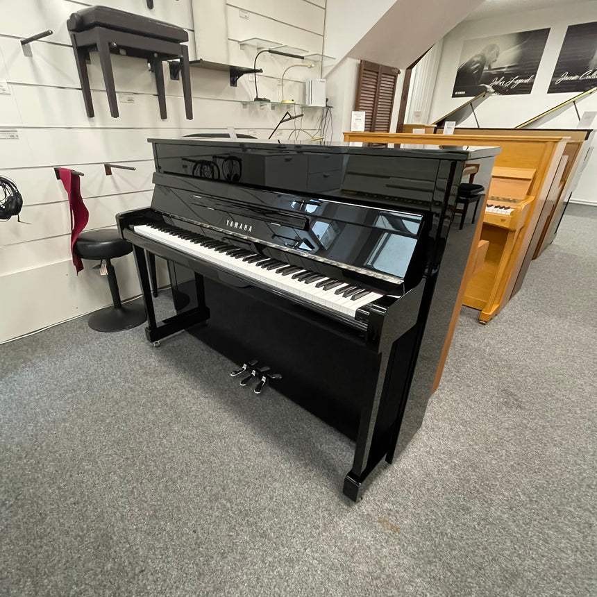 Yamaha B2 Klavier schwarz poliert / Chrom Bj. 2020 - Bestzustand (gebraucht)