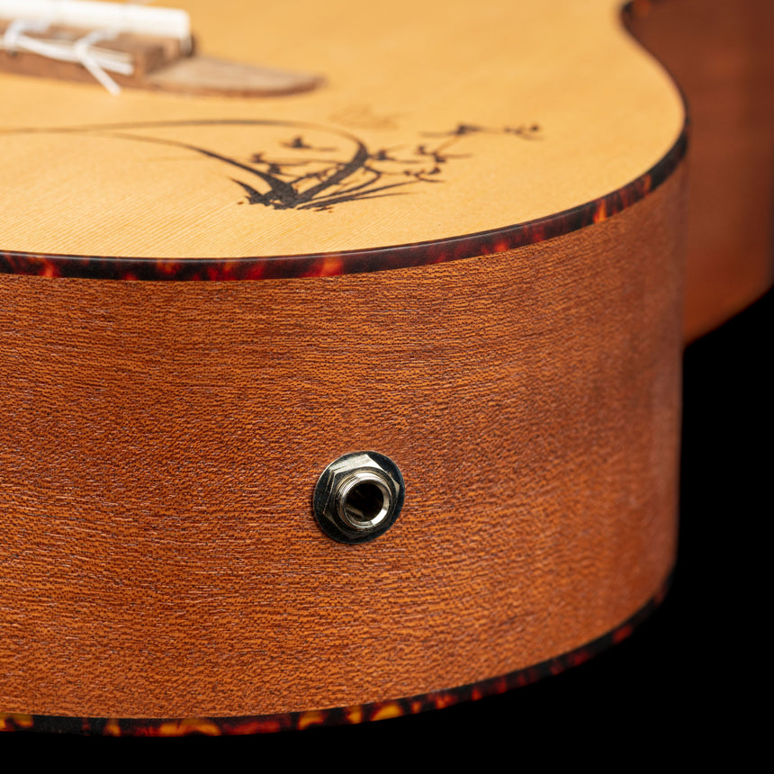 ORTEGA Bonfire Serie/Preamp Bariton Ukulele - Fichte Natur mit Lasergravur - Musik-Ebert Gmbh